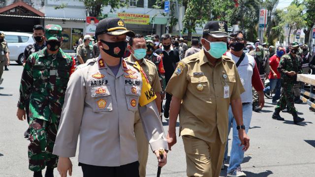 Pengendalian Penyebaran Covid-19, TNI-Polri Bagikan Masker di Gresik