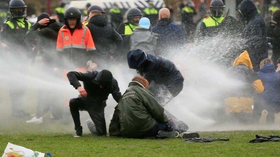 Kepolisian Belanda Membubarkan Massa Anti-Lockdown