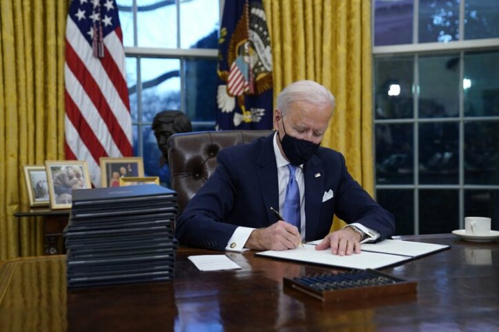 Joe Biden Menandatangani Dana Bantuan Sebesar $1.9 Juta