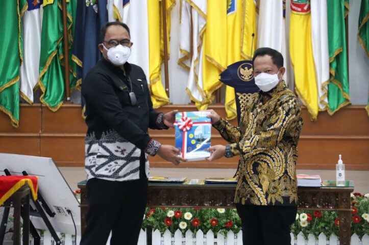 Menteri Tito Berikan Penghargaan Kepada Anggota BPK