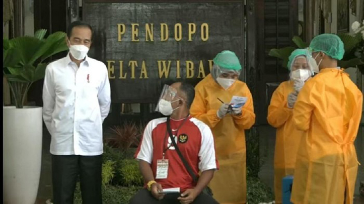 Tinjau Vaksinasi AstraZeneca di Sidoarjo, Jokowi Sebut AstraZeneca Akan Dipakai di Pesantren Jatim