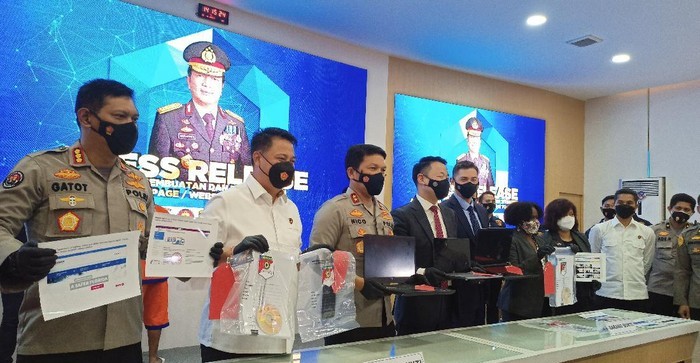 Polda Jatim Amankan Dua Tersangka Penyebar Website Palsu