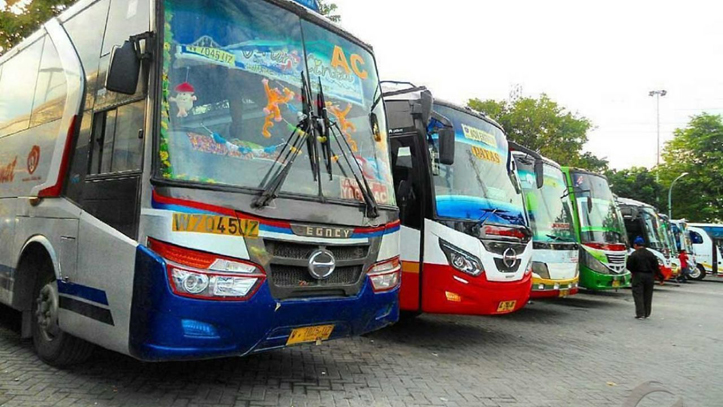 Surabaya, Pemerintah resmi melarang aktivitas mudik lebaran 2021. Hal ini ditujukan agar penyebaran Covid-19 tidak meluas karena melihat fenomona libur panjang yang malah meningkatkan angka kasus. Periode pelarangan mudik ini berlaku dari tanggal 6 Mei sampai 17 Mei 2021. Pada periode tersebut, semua moda transportasi baik darat, laut, udara dan kereta dilarang untuk beroperasi. Peraturan ini mengakibatkan sebanyak 5.900 armada bus di Jawa Timur terancam tak bisa beroperasi selama mudik lebaran 2021. Wakil Ketua DPD Organisasi Angkutan Darat (Organda) Jawa Timur, Firmansyah Mustafa mengatakan pihaknya juga berencana tidak mengeluarkan armada, ketimbang harus merugi. "Percuma kami keluarkan armada kami karena penumpang yang diangkut tidak ada dan di rumah saja," kata Firman di Surabaya, Selasa (27/4/21). Di kesempatan yang sama, Firman menilai sosialisasi yang gencar dilakukan pemerintah ini akan membuat penumpang berpikir berkali-kali sebelum mudik 2021. Untuk itu, dia berpendapat lebih baik tidak mengeluarkan armada. "Kami berpikir, gencarnya pemberitaan tentang larangan mudik dan pelaksanaan kegiatan yang akan dilakukan terhadap penumpang umum yang sedang melakukan perjalanan saat pengetatan, akan membuat calon penumpang lainnya berfikir untuk bepergian," papar Firman. "Karena mereka tidak akan nyaman, mungkin akan ada razia masker, mungkin razia surat keterangan rapid antigen atau bisa juga diminta keterangan kalau sudah divaksin. Firman menyebut sebenarnya dengan adanya peraturan ini pihak Organda merasa sangat di rugikan namun demi keselamatan bersama pihak organda harus tetap mendukung dan mentaati Peraturan Pemerintah. Namun, jika pemerintah sewaktu-waktu membutuhkan bus, pihaknya siap.