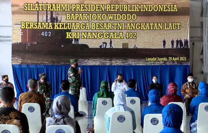 Presiden Jokowi menemui keluarga awak KRI Nanggala 402 yang gugur tenggelam di perairan utara Bali Pertemuan berlangsung di Hanggar Lanud