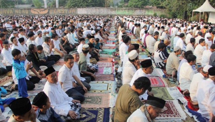 Surabaya, Kementerian Agama RI (Kemenag) secara resmi mengeluarkan surat edaran tentang Panduan Penyelenggaraan Salat Idul Fitri 1442H/2021 di tengah Pandemi virus Corona (Covid-19). SE bernomor 07 tahun 2021 ini ditandatangani Menteri Agama Yaqut Cholil Qoumas Salah satu poinnya, mengatur salat Idul Fitri di daerah berstatus zona merah dan zona oranye virus corona agar dilakukan di rumah masing-masing. Surat Edaran itu turut mengatur salat Idul Fitri yang dapat digelar berjamaah di masjid dan lapangan hanya di daerah yang dinyatakan aman dari Covid-19. Merespon hal ini, Pemerintah Kota (Pemkot) Surabaya memutuskan meniadakan salat Id secara berjemaah di masjid atau lapangan. Salat Id bisa dilakukan di rumah masing-masing oleh warga Surabaya karena saat ini, Surabaya masih berada dalam kategori zona oranye. "Kami menjalankan instruksi dari Kementerian Agama. Bagi zona merah dan oranye, harus salat Id di rumah. Surabaya bagaimana? Salat Id di rumah masing-masing," kata Wali kota Surabaya, Eri Cahyadi di Surabaya, Sabtu (8/5/21). "Kami pastikan in-line dengan pemerintah pusat. Kami langsung buat edaran kepada warga," katanya. “Bahwa edaran bukan semata untuk melarang warga beribadah. Namun, ini untuk mengantisipasi penularan Covid-19 di Kota Pahlawan. Apalagi, angka Covid-19 di Surabaya juga masih masuk zona Oranye. Pihaknya juga telah berkoordinasi dengan camat maupun lurah untuk sosialisasi,” tutur Cak Eri. "Bukan apa-apa, ini semata untuk mencegah penularan Covid-19 di Surabaya," tegasnya. Sholat Id tetap bisa dilaksanakan secara berjemaah dengan anggota keluarga. "Sholat Id bersama keluarga masih boleh di dalam rumah. Masih bisa berjemaah," katanya.