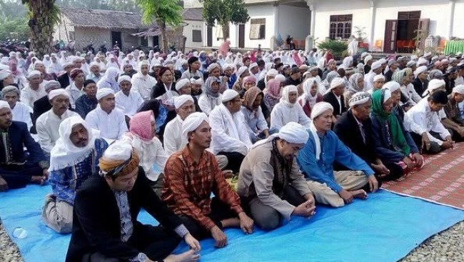Jemaah Aboge Probolinggo Merayakan Idulfitri Hari Ini