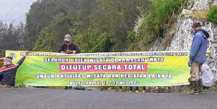 Sebagai upaya untuk mengatisipasi penyebaran virus Covid-19 di masa liburan lebaran ini, Balai Besar Taman Nasional Bromo Tengger Semeru (TNBTS) menutup dua destinasi wisata, Gunung Bromo dan Gunung Semeru.