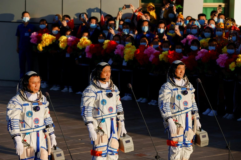 Cina Sukses Luncurkan Tiga Astronot ke Luar Angkasa