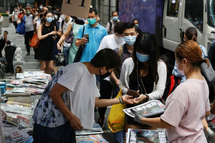 Antrian Panjang Untuk Membeli Edisi Terakhir Apple Daily