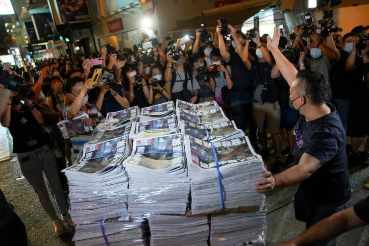 Polisi Hong Kong Tangkap Mantan Jurnalis Apple Daily