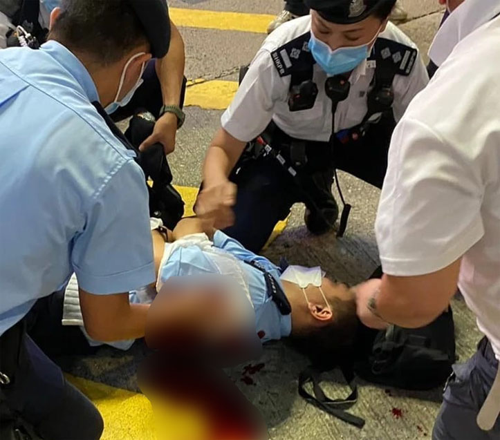 Seorang Pria Menusuk Anggota Kepolisian Hong Kong