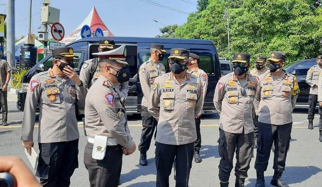 Kabaharkam Polri Kunjungi Penyekatan PPKM Darurat di Bundaran Waru