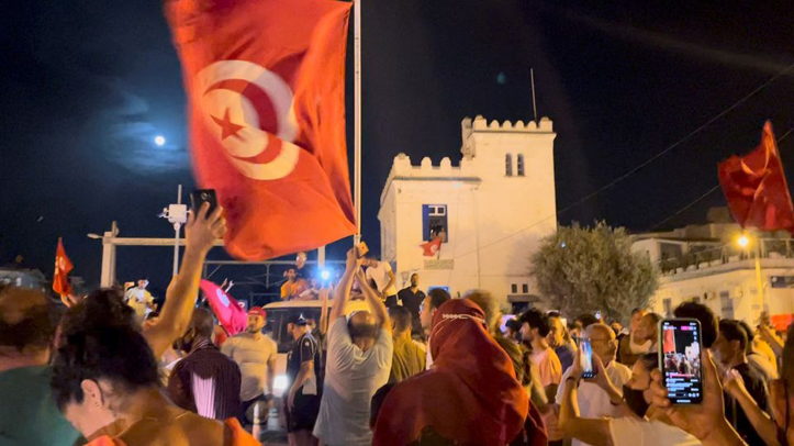Tunisia Terpecah Setelah Presiden Bekukan Parlemen