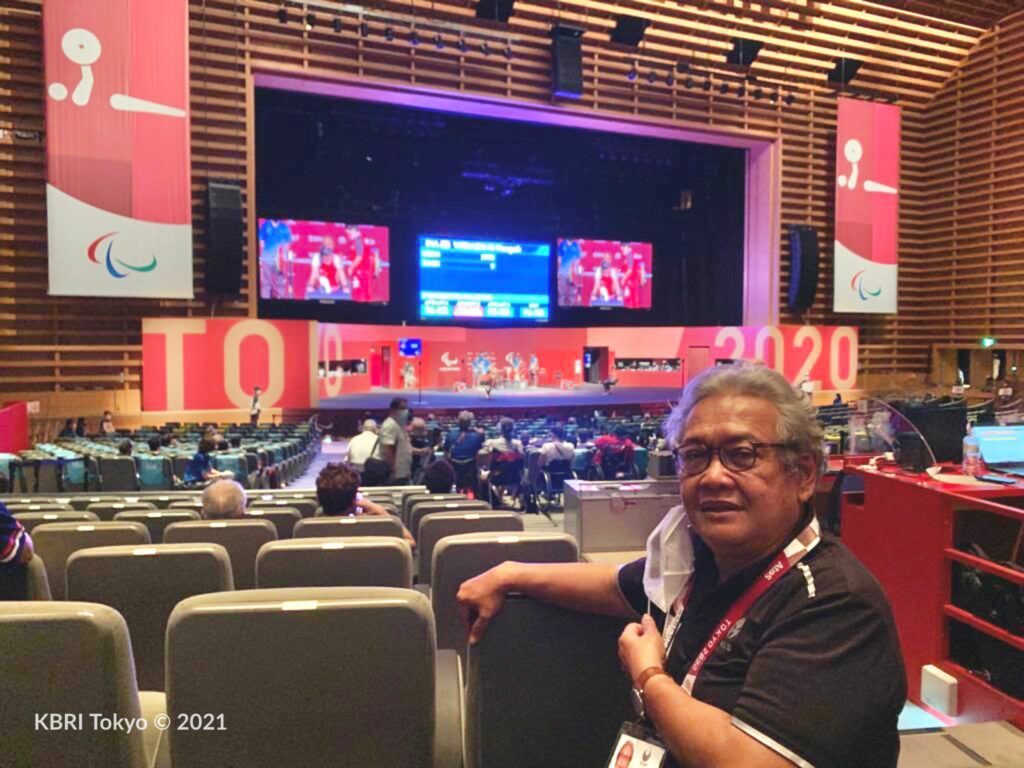 Dubes RI untuk Jepang Heri Akhmadi menyambut gembira perolehan medali perak dari atlet para-powerlifting Ni Nengah Widiasih. Foto KBRI Tokyo