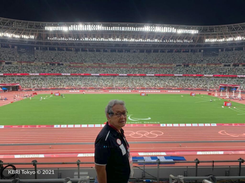Dubes RI untuk Jepang Heri Akhmadi menyaksikan langsung perjuangan Saptoyogo Purnomo di Olympic Stadium, Tokyo Jumat (27/8). Foto KBRI Tokyo