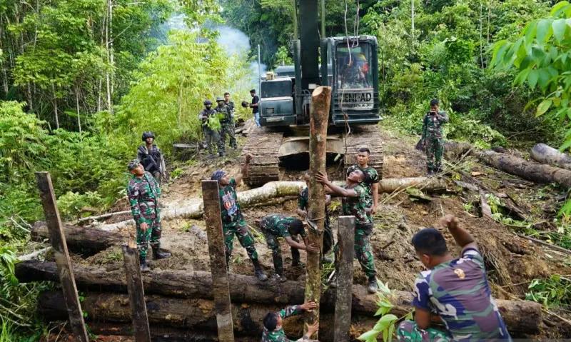 TNI-Polri Perbaiki Jembatan yang Dirusak KNPB