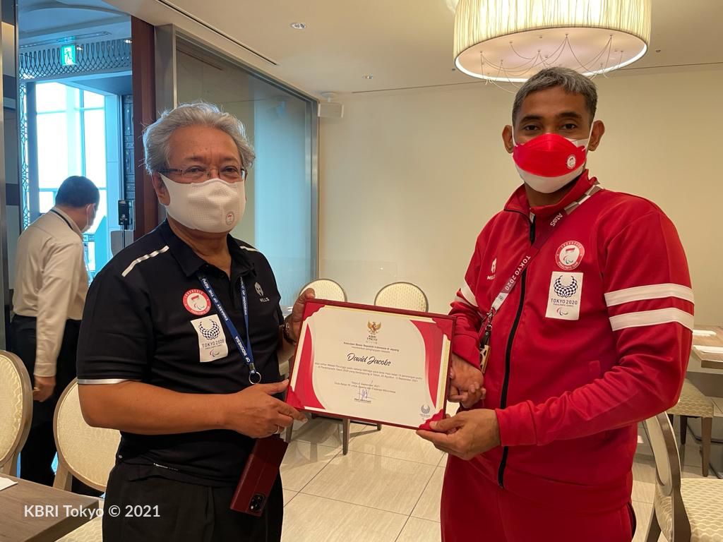 Dubes RI untuk Jepang Heri Akhmadi mengantar kepulangan kloter 3 para atlet, pelatih, dan ofisial Tim Paralimpiade Indonesia di Bandara Haneda Tokyo Sabtu (4/9). Foto KBRI Tokyo