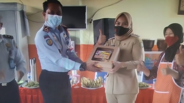 Asah Keterampilan, Warga Binaan Lapas Kelas I Madiun Produksi Kue dan Batik