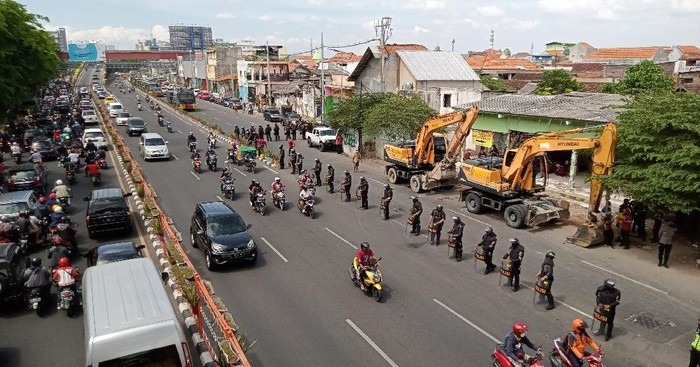 Personel Gabungan Amankan Proses Eksekusi 15 Rumah Warga di Surabaya