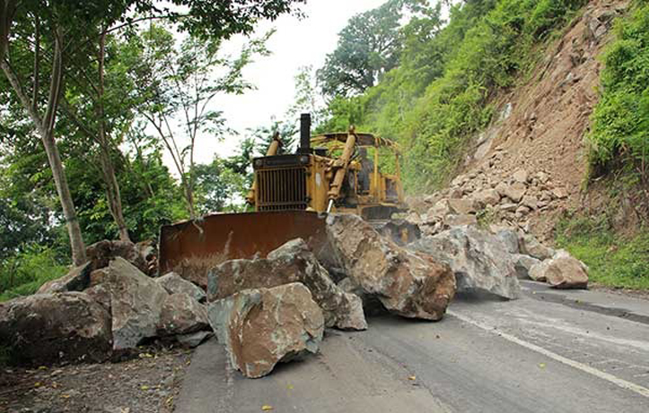 Diguyur Hujan Deras Jalur Lintas Selatan Lumajang-Malang Longsor
