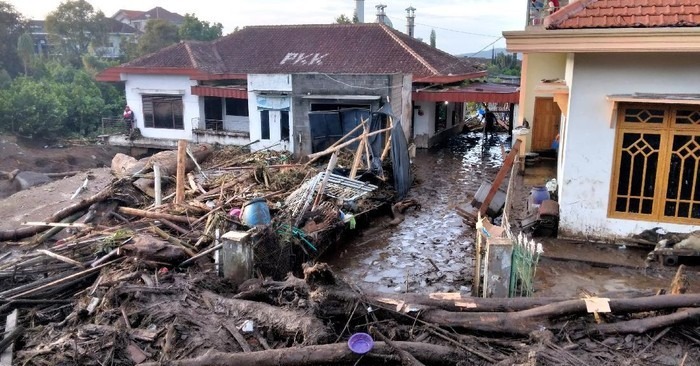 Pasca Banjir Bandang, Material Berserakan di Sejumlah Titik di Kota Batu