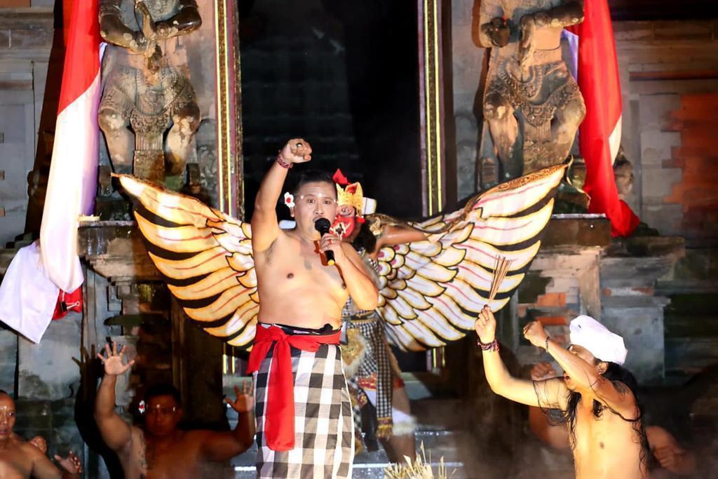 Hasto Kristiyanto Wujudkan Janji Menari Kecak Sambut Hut PDIP
