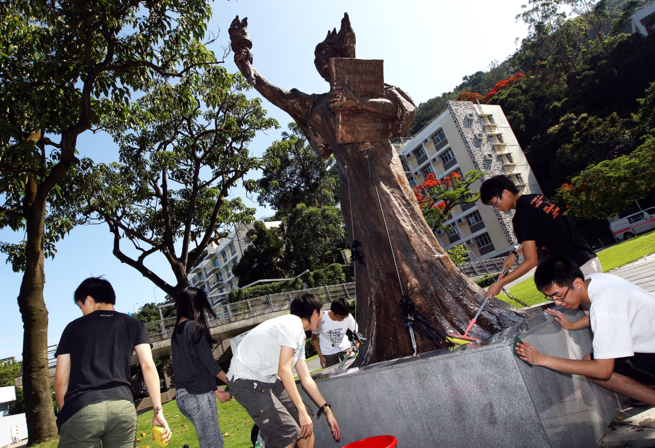 Dua monumen Tiananmen lagi-lagi dicabut oleh dua universitas di Hong Kong, setelah sebelumnya patung Pillars of Shame dicabut oleh Universitas Hong Kong,