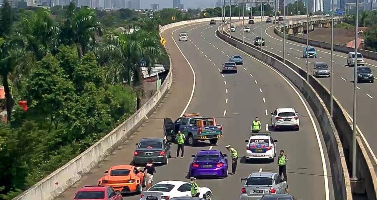 Bikin Macet, Konvoi Mobil Mewah Ditindak Polisi