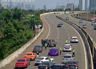Bikin Macet, Konvoi Mobil Mewah Ditindak Polisi