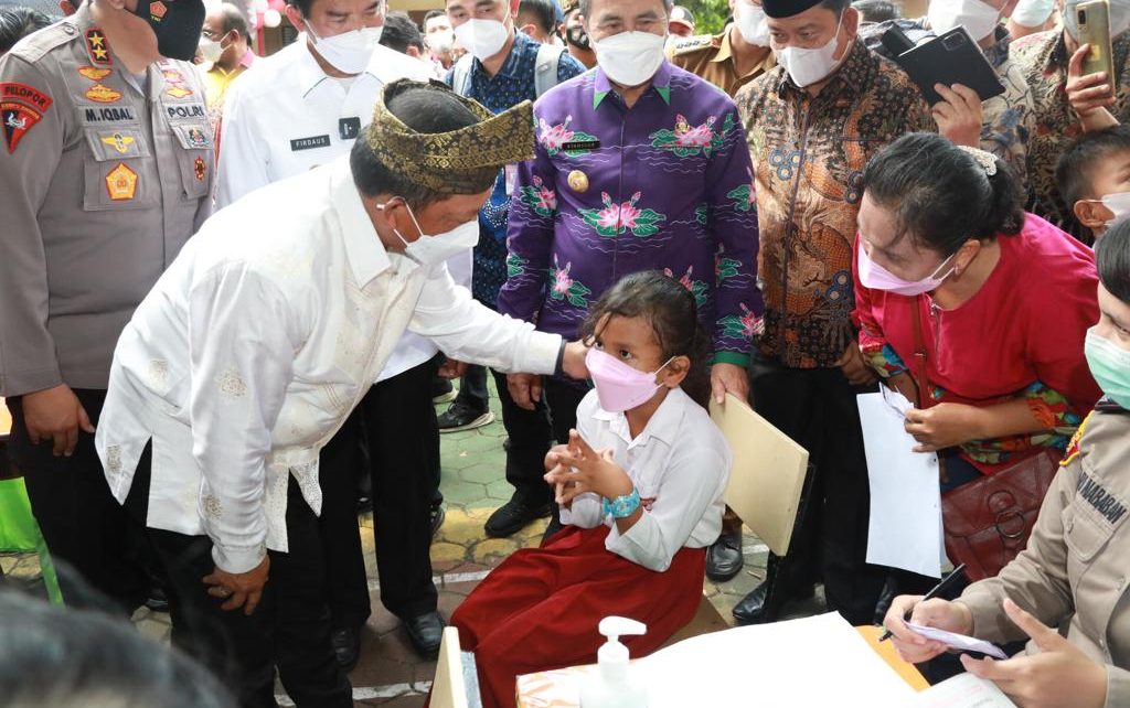 Mendagri Meninjau Pelaksanaan Vaksinasi Anak di Pekanbaru