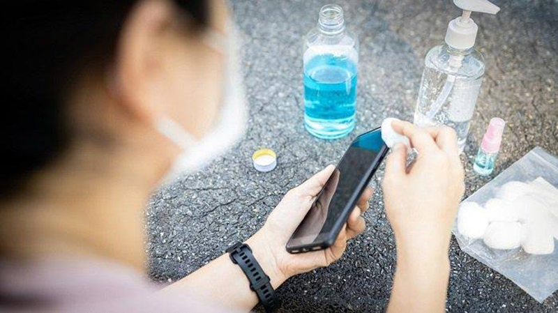 Kamu Wajib Rutin Bersihkan Ponsel! Ini Alasannya…