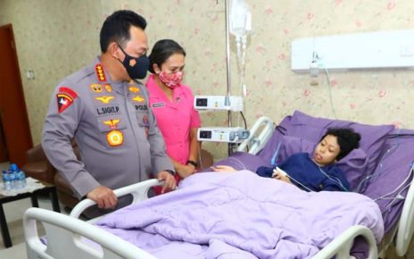 Kapolri Jenguk Sinta Aulia Anak yang Sakit Tumor Kaki