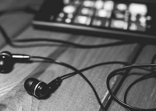 WFH Bakal Makin Sering Pakai Headset, Jangan Abaikan Hal Ini