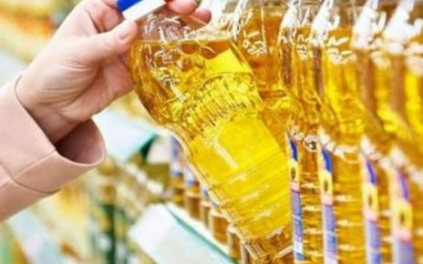 Seorang ibu rumah tangga bernama Sandra (41) di Berau, Kalimantan Timur meninggal saat hendak mengantre minyak goreng di depan gerai minimarket, Sabtu 12