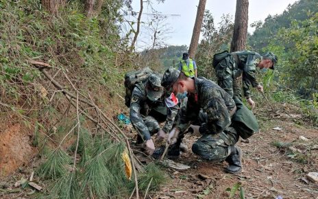 Tim Penyelamat Menyusuri Hutan Demi Cari Korban Kecelakaan Pesawat Cina