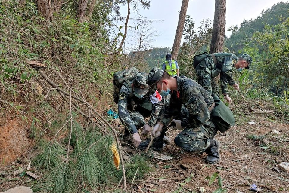 Tim Penyelamat Menyusuri Hutan Demi Cari Korban Kecelakaan Pesawat Cina