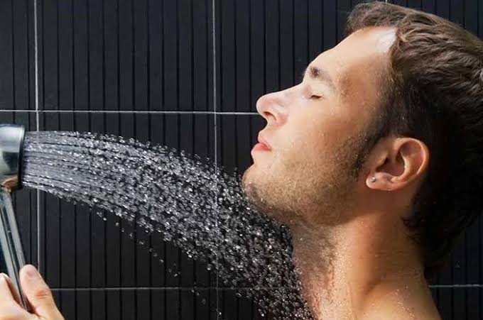 Badan Masih Keringatan, Bolehkah Langsung Mandi?