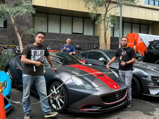 Ferrari Indra Kenz Tiba di Bareskrim Polri