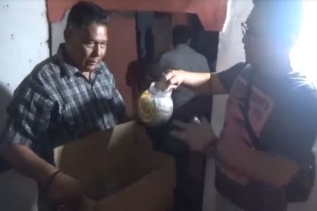 Di Tengah Gelap, Perwira Polri Pimpin Pasukan Bersenjata Gerebek 3 Rumah di Medan