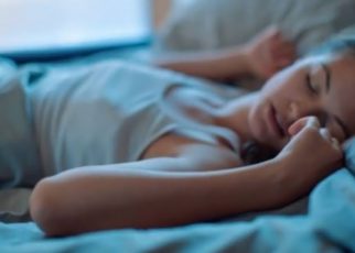 Alasan Kenapa Kamu Harus Tidur Telentang