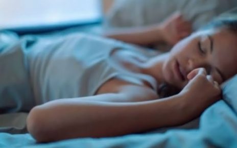 Alasan Kenapa Kamu Harus Tidur Telentang