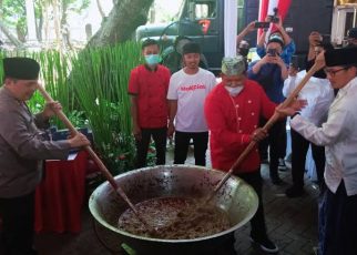 Polda Metro Bagikan 11 Ton Daging Rendang Gratis ke Warga DKI Hari Ini