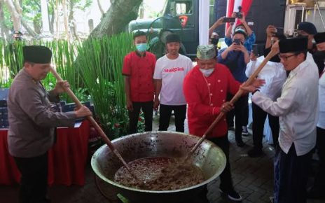 Polda Metro Bagikan 11 Ton Daging Rendang Gratis ke Warga DKI Hari Ini