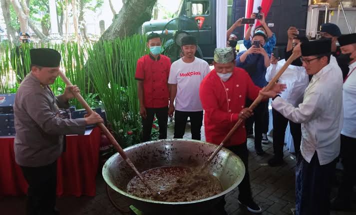 Polda Metro Bagikan 11 Ton Daging Rendang Gratis ke Warga DKI Hari Ini