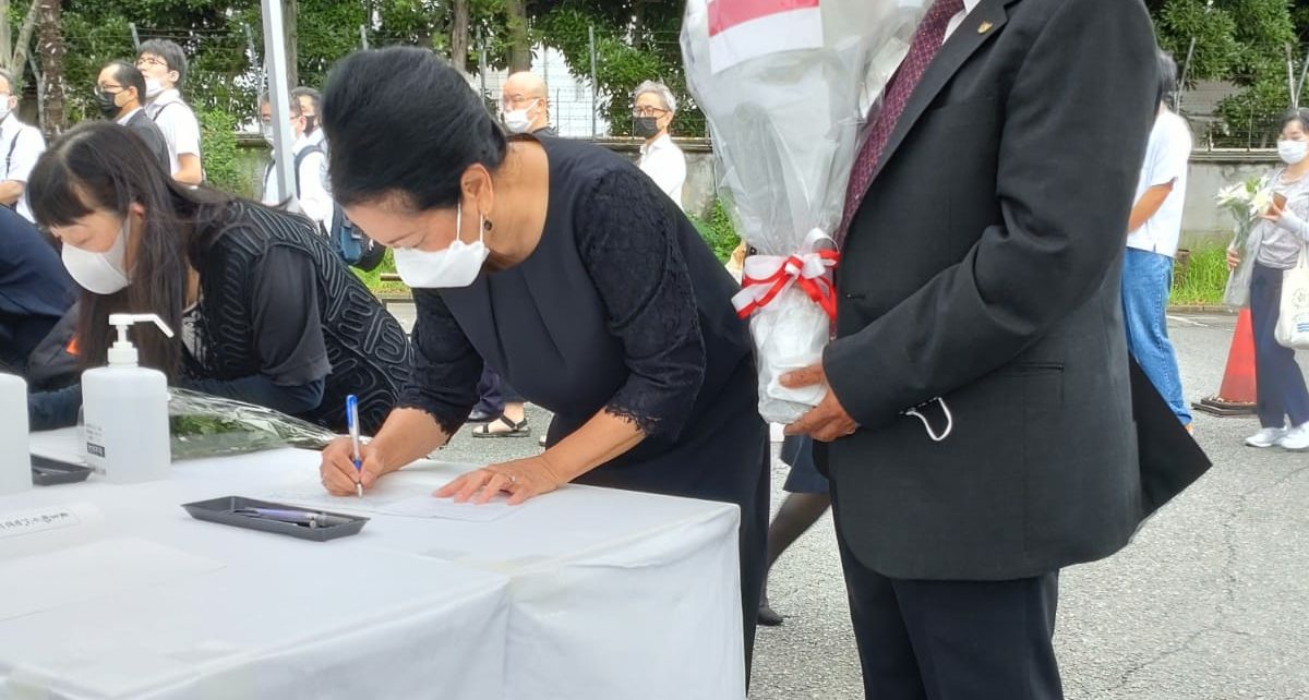 Dubes Heri dan Ibu Nuning Akhmadi Sampaikan Bunga Dukacita atas Meninggalnya Mantan PM Shinzo Abe