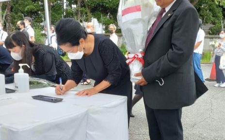 Dubes Heri dan Ibu Nuning Akhmadi Sampaikan Bunga Dukacita atas Meninggalnya Mantan PM Shinzo Abe