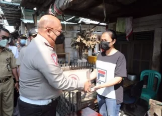 Masyarakat Berterima Kasih Atas Bantuan Sembako dari Polri
