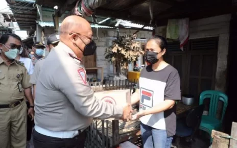 Masyarakat Berterima Kasih Atas Bantuan Sembako dari Polri