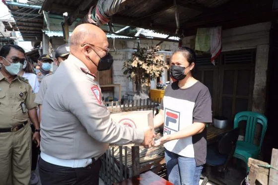 Masyarakat Berterima Kasih Atas Bantuan Sembako dari Polri