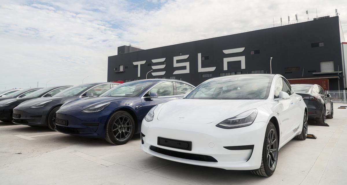 Saham Tesla anjlok efek perseteruan Trump vs Mus